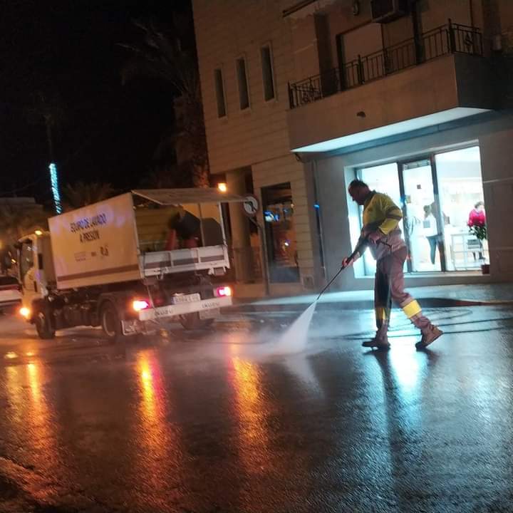 💧 Tras la poda de palmeras en la calle Virgen del Pilar, se ha procedido a la limpieza y baldeo de esta calle, así como toda la zona donde se instala el mercadillo semanal del municipio #Benejúzar

#ImagenUrbana
