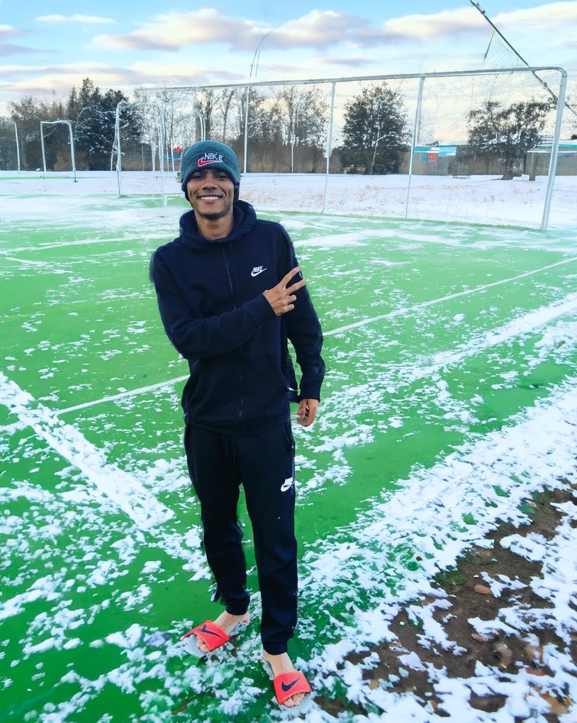 🔴⚪🔵 🦈 

🏃🏃🏻‍♀️Se confirma evento por la 🔟🌟 de <a href="/JuniorClubSA/">Junior FC</a>. Si vas para la <a href="/VentanaDeCamp_/">Ventana De Campeones</a> y no sabes qué ponerte, te dejamos inspiración de los propios jugadores pa’ que asistas bien abrigado a esta “nevada”. 🥶🧣

Si no saben de outfits en Barranquilla, no opinen 🤫.