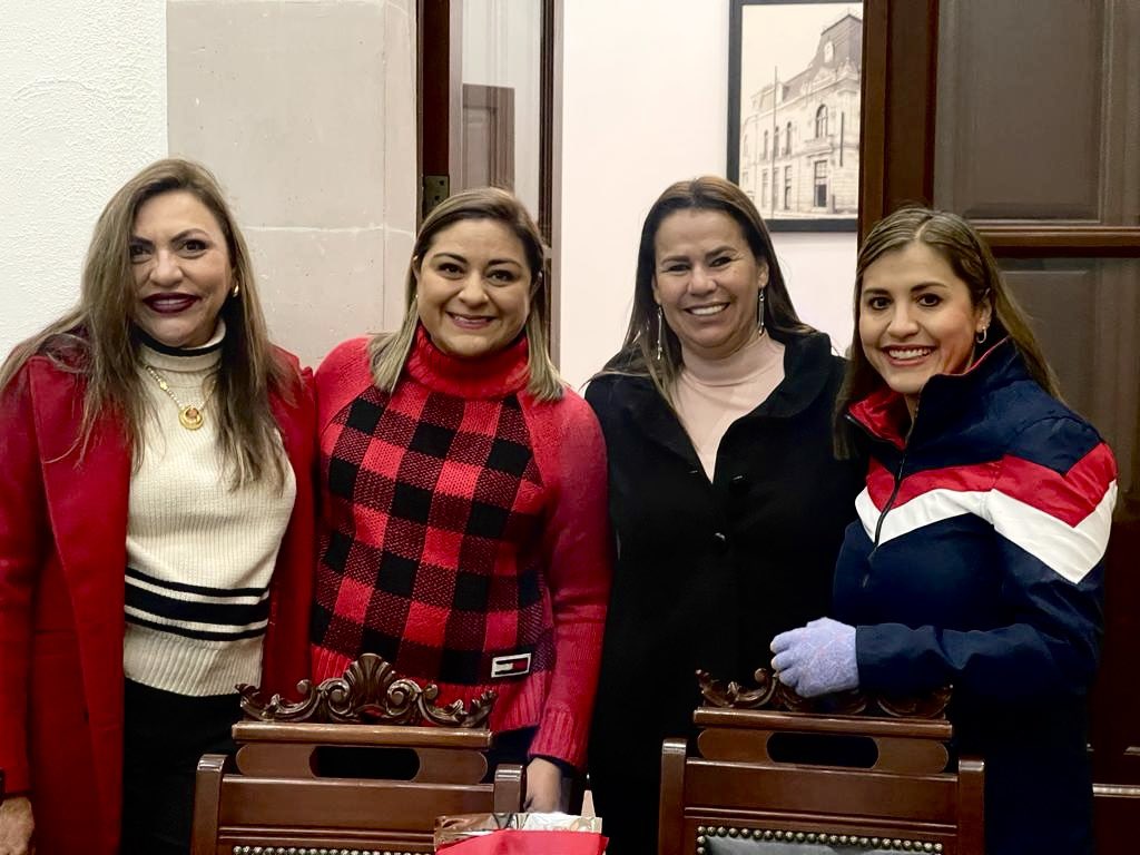 Malena_Pan's tweet image. Última sesión de cabildo del año. Estoy muy orgullosa de mis compañeras y compañeros regidores, que priorizamos los intereses de nuestra casa #Durango por encima de los partidarios, logrando grandes resultados para nuestro municipio este año. 💙👏