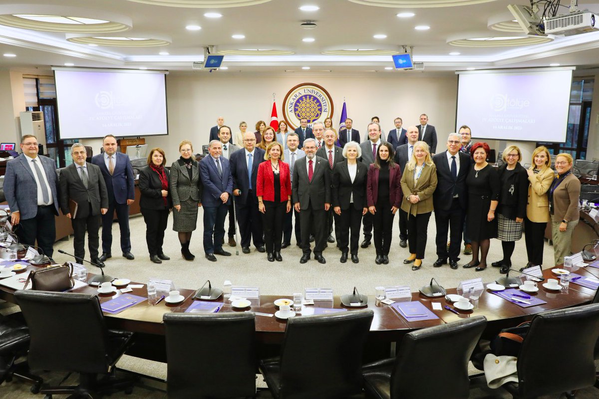IV. Atölye Çalışmasının öğleden sonraki oturumunda Koordinatörlüklerimizin çalışmalarına yönelik sunumları dinledik.  

Belge Yönetimi ve Arşiv Sistemi, Bologna Süreci, Cinsel Tacize ve Cinsel Saldırıya Karşı Destek Birimi, Çocuk Bilim Merkezi, Engelsiz Ankara Üniversitesi