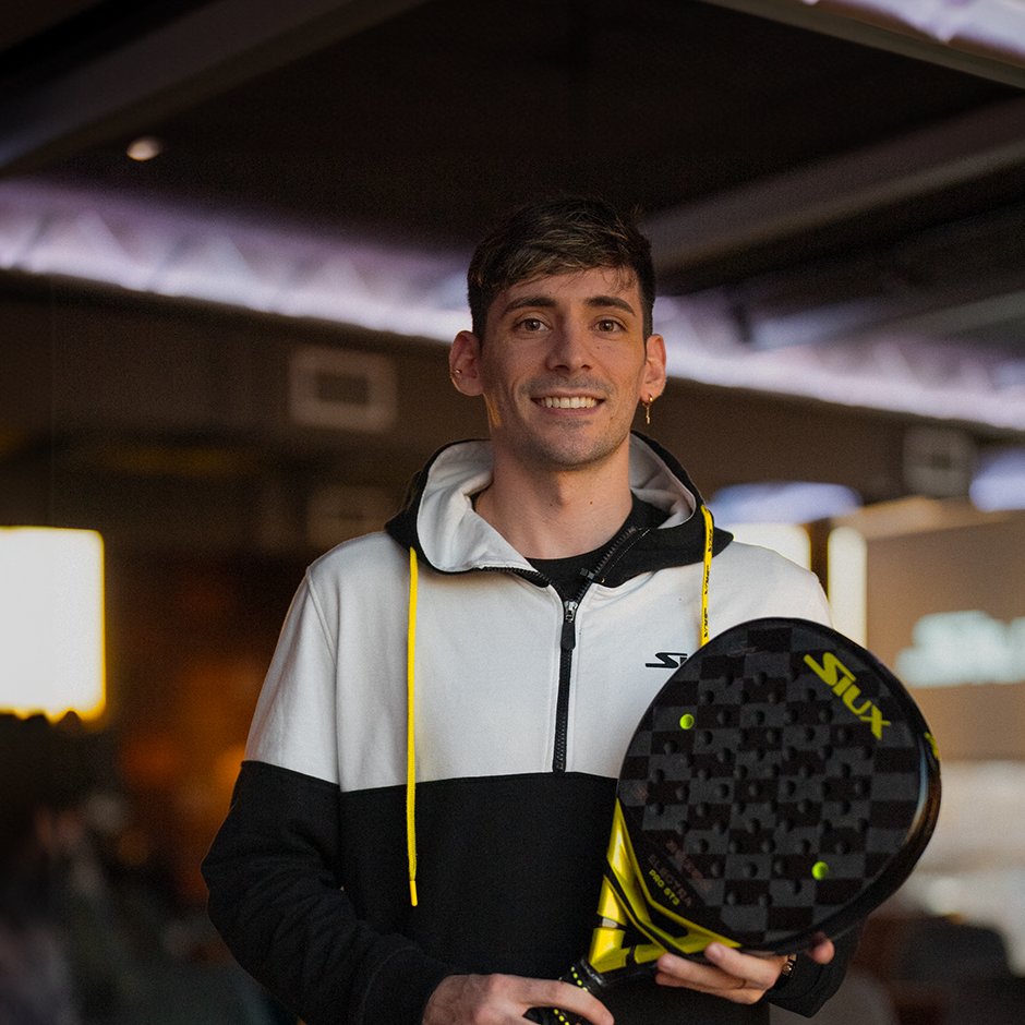 Siuxpadel_es's tweet photo. 🆕🎯⚡ La nueva Gama Electra, presentada oficialmente por @FrancoStupaczuk en Barcelona📍
El evento en el The 19th Hole BCN fue un éxito 🙌
😏 ¡Juégatela! ¿Cuál es tu foto favorita del evento?
#Siux #TeamSiux #PlayItOut #Padel #WPTMasterFinal🏟️ https://t.co/BG5tuTqZQv