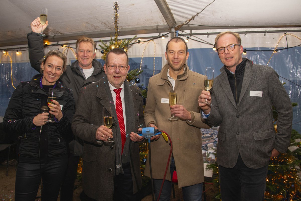 START BOUW LINDETUIN 🏡 | Gisteren startte <a href="/heijmansnl/">Heijmans</a> met de bouw van 41 koop- en huurwoningen in Lindetuin fase 1 in de Zuidpolder Eemnes. Als symbolische start deden we het licht aan op het bouwterrein en in twee kerstbomen. Lees meer 👉 bit.ly/3RlXBPS #nieuwbouw