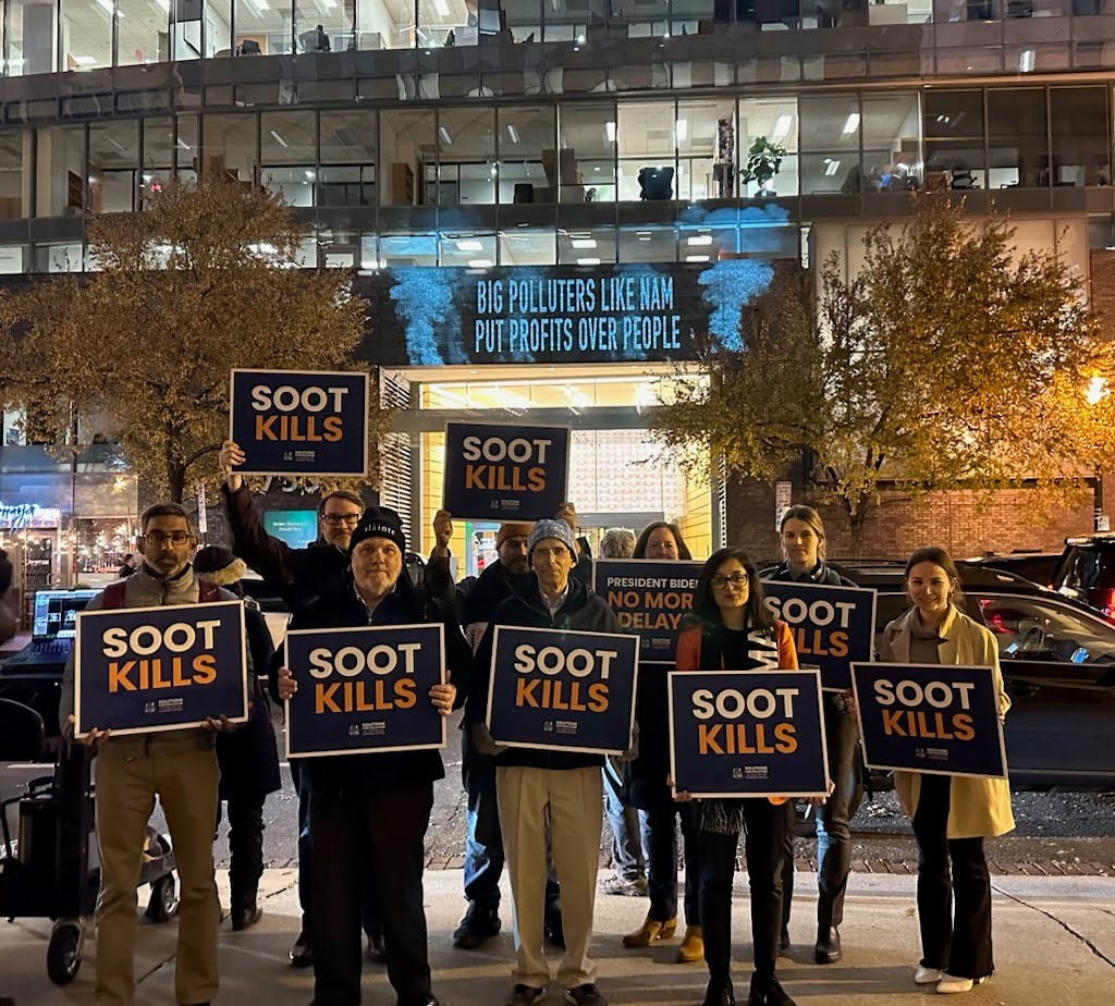 Last night, we were outside NAM's office to remind them that soot kills and efforts by big polluters to curb action to cut pollution put profits over people. @POTUS and the @EPA, we need the strongest possible #SolutionsForPollution now -- our health and our climate can't wait!