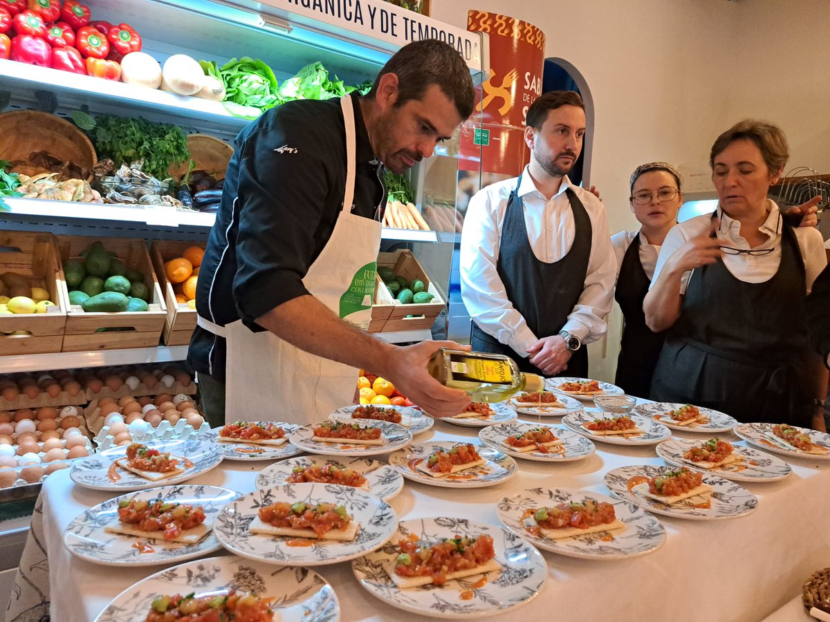 😊🌿 Hoy se está celebrando un encuentro con medios de prensa especializados en 'Productos ECO', en el Restaurante La Tizná de Sevilla. 😋🍽 El @Enrique_chef ha elaborado el almuerzo, en colaboración con @Ecovalia Nos acompañaron algunas de empresas adheridas a nuestra marca.