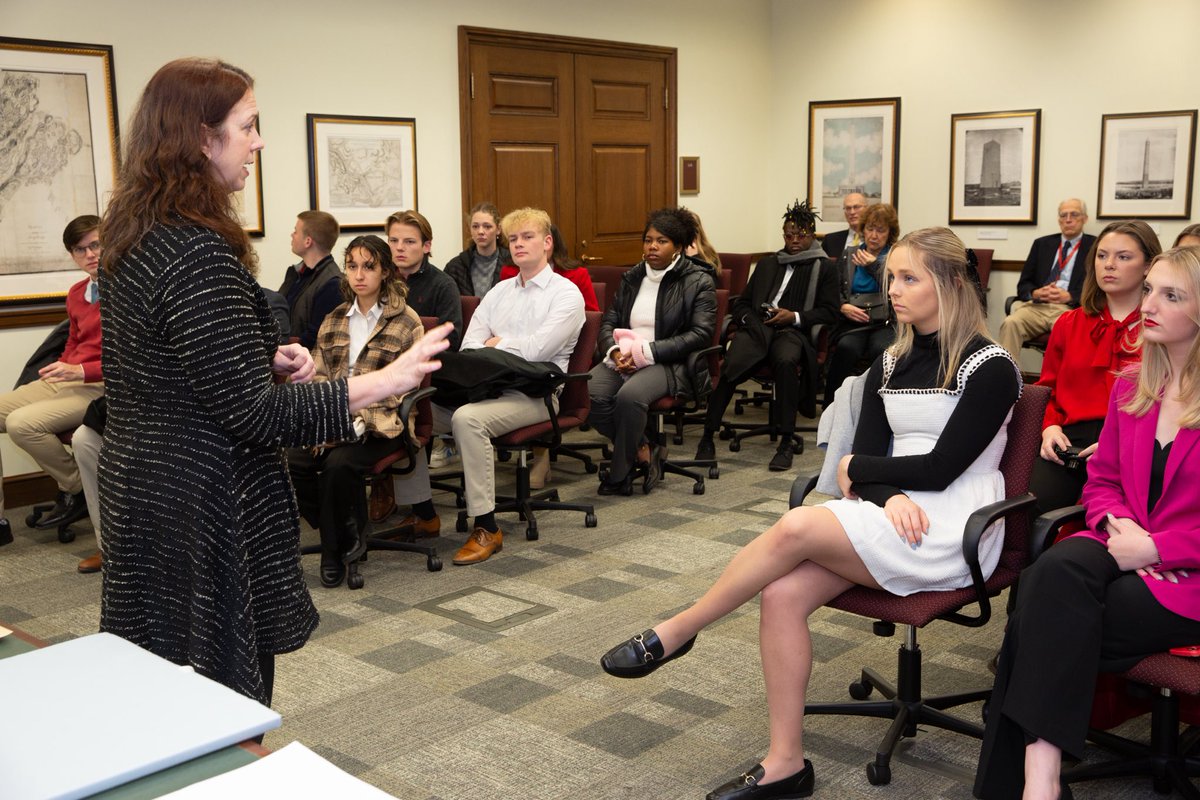 I really enjoyed welcoming ⁦@uofl⁩ ⁦@ULmCenter⁩ McConnell Center Scholars to ⁦@USNatArchives⁩ this morning. It’s great seeing so many undergrads interested in our democracy and national history. Thanks to ⁦@LeaderMcConnell⁩ and his staff for connecting us.