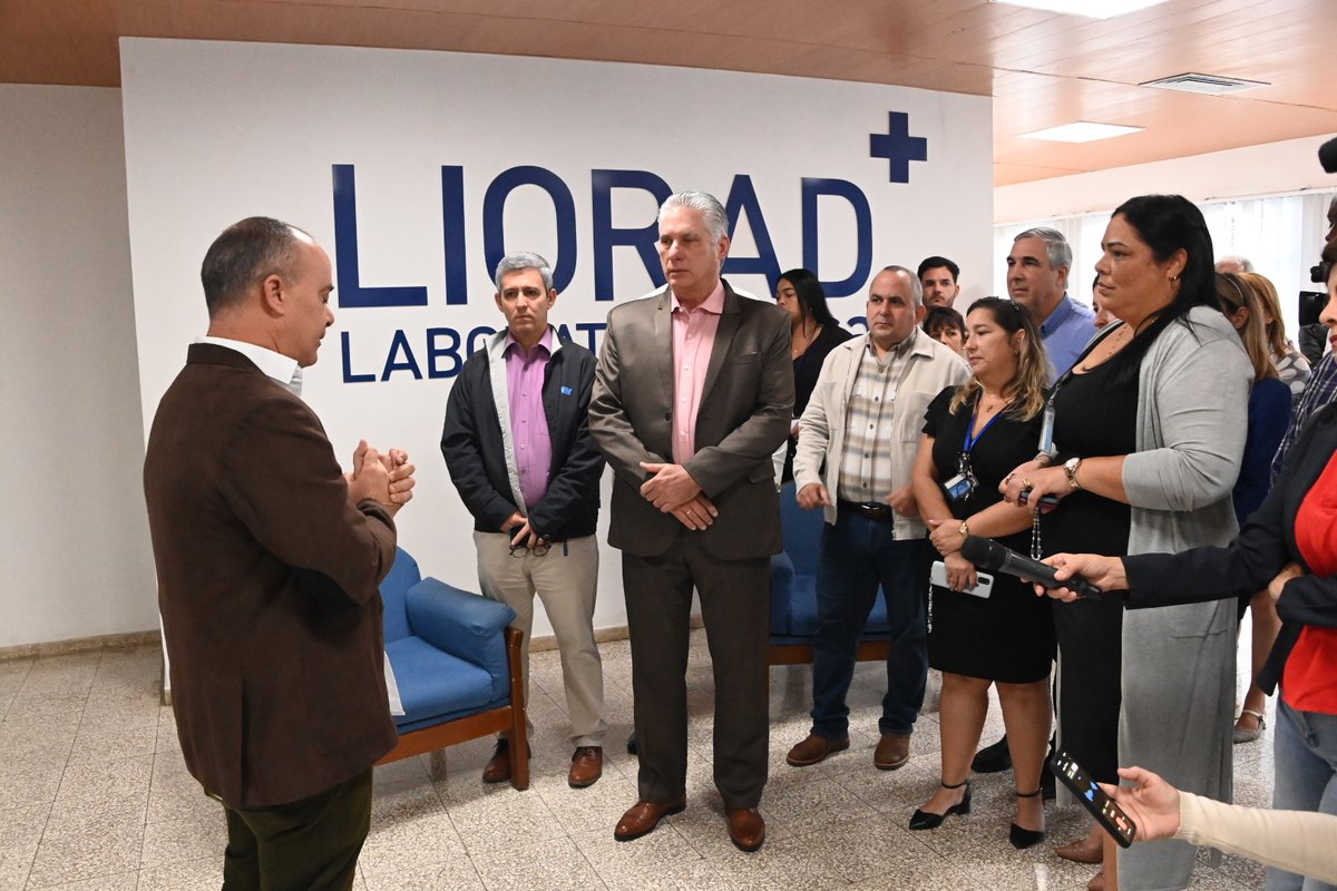 🇨🇺| El presidente @DiazCanelB visitó esta mañana la la unidad empresarial de base Liorad, perteneciente a los Laboratorios AICA, de @BioCubaFarma. Esta planta, que detuvo sus operaciones en 2020 por el envejecimiento de sus sistemas, es hoy una de las más modernas del país.