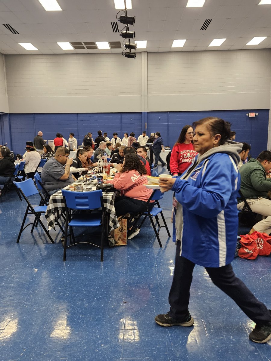 Great Morning here @EISDMemorialHS @EISDofSA . We had an awesome teacher appreciation breakfast setup by admin & @Chef_Tapia_MHS @Chef_McCoy. Nice to see several student athletes in our programs like culinary in action! #PlayToWIN #RememberThe55 #TisTheSeason