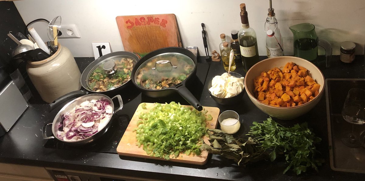 Over mijn eigen pot-au-feu

Heus, het heeft geholpen, het kijken naar de beelden in le pot-au-feu. Halverwege ben ik nu, en er is nog een hele dag te gaan. Ik heb deze dag hard nodig, dat weet ik heus, en niet alleen om de uren in de keuken, ook - en juist - om literatuur te