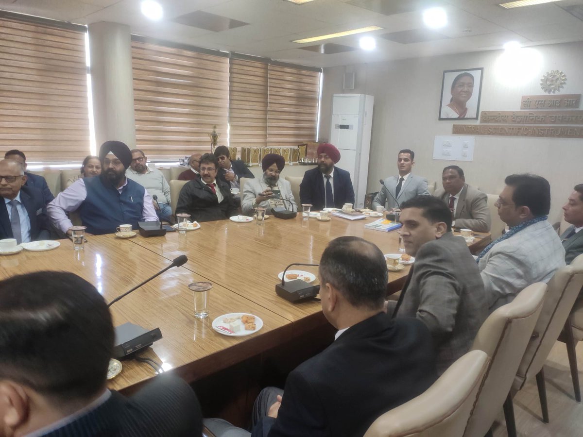 CSIR_CSIO's tweet photo. Defence officers from Secunderabad delved into the world of innovation at @CSIR_CSIO on 14/12/23, engaging with scientists to explore R&amp;D endeavors. A valuable experience as part of their management certification course. @CSIR_IND @DefenceMinIndia https://t.co/4wjQa3cv5o