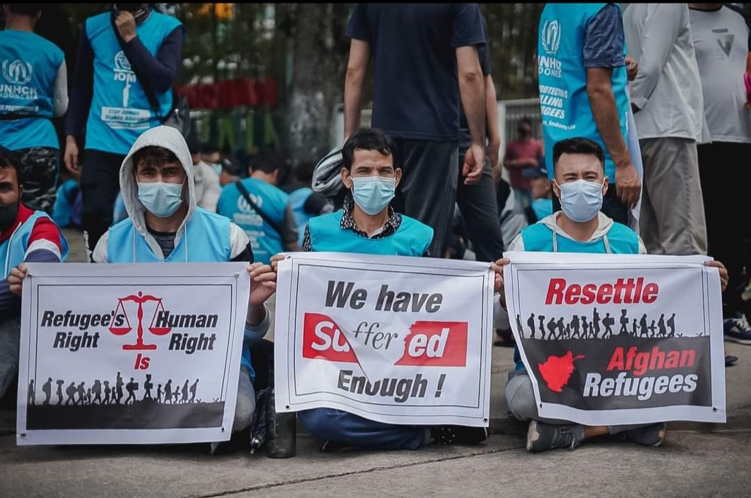 بیش از یک دهه است که مهاجرین در اندونزی تحت شدیدترین فشارهای روحی و روانی و اجتماعی و اقتصادی... هستند. 
#RescueRefugees11YearsIndonesia