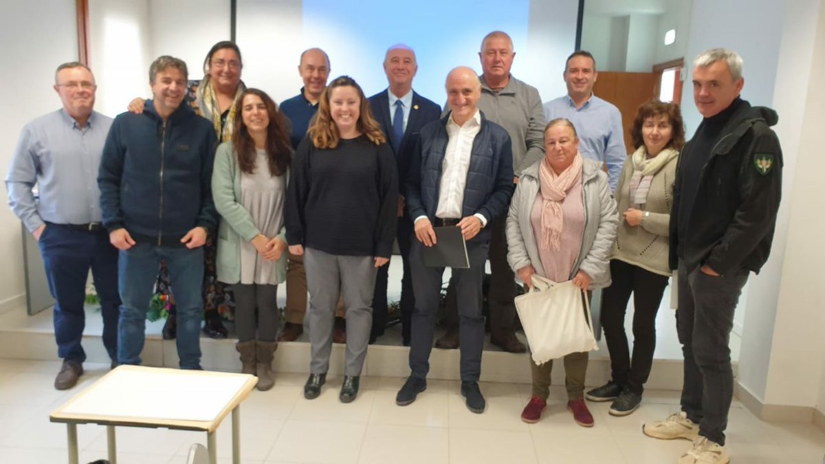 🌄 El director general de Desarrollo Territorial, Luis Loren, se ha reunido con el consejo comarcal de 📍Campo de Daroca.

🏡 Ha recabado de primera mano la situación de la comarca para mejorar la vida de quien vive en el medio rural.

ℹ️ tinyurl.com/mr3hzcbr