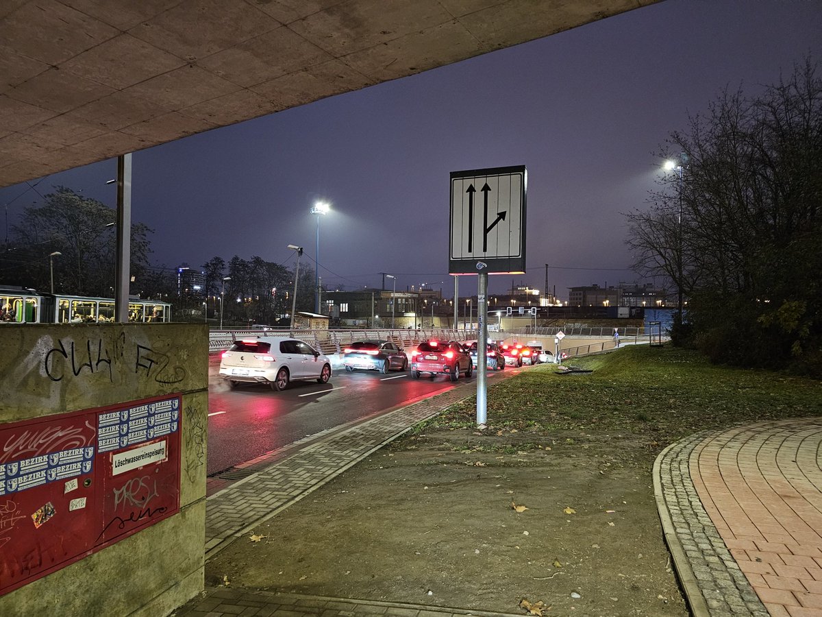 extraspur's tweet photo. Stau wir vor dem Tunnelbau. @Ottostadt im Schildbürgermodus https://t.co/O0ICigaXQi