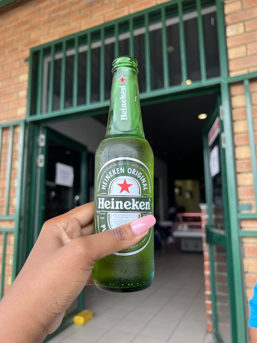 CarolKgafela's tweet image. Bo dingalo botsala…gatwe re nwa Heineken cos tsala y me e bereka ko Heineken 😭😭😂😂😂