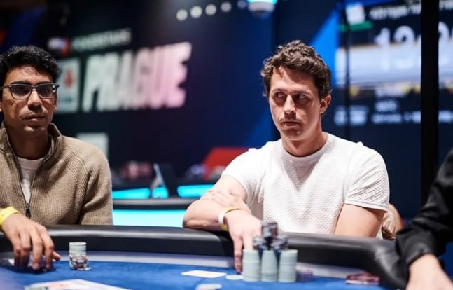 Brazilian poker player Bruno Volkmann gets 3d place at the European Poker Tour in Prague, winning R$1.1M and nearing R$25M in live poker career earnings, making him the second-highest-earning Brazilian in live poker tournaments. #BrunoVolkmann #Poker #PokerTour #Prague #Brazil