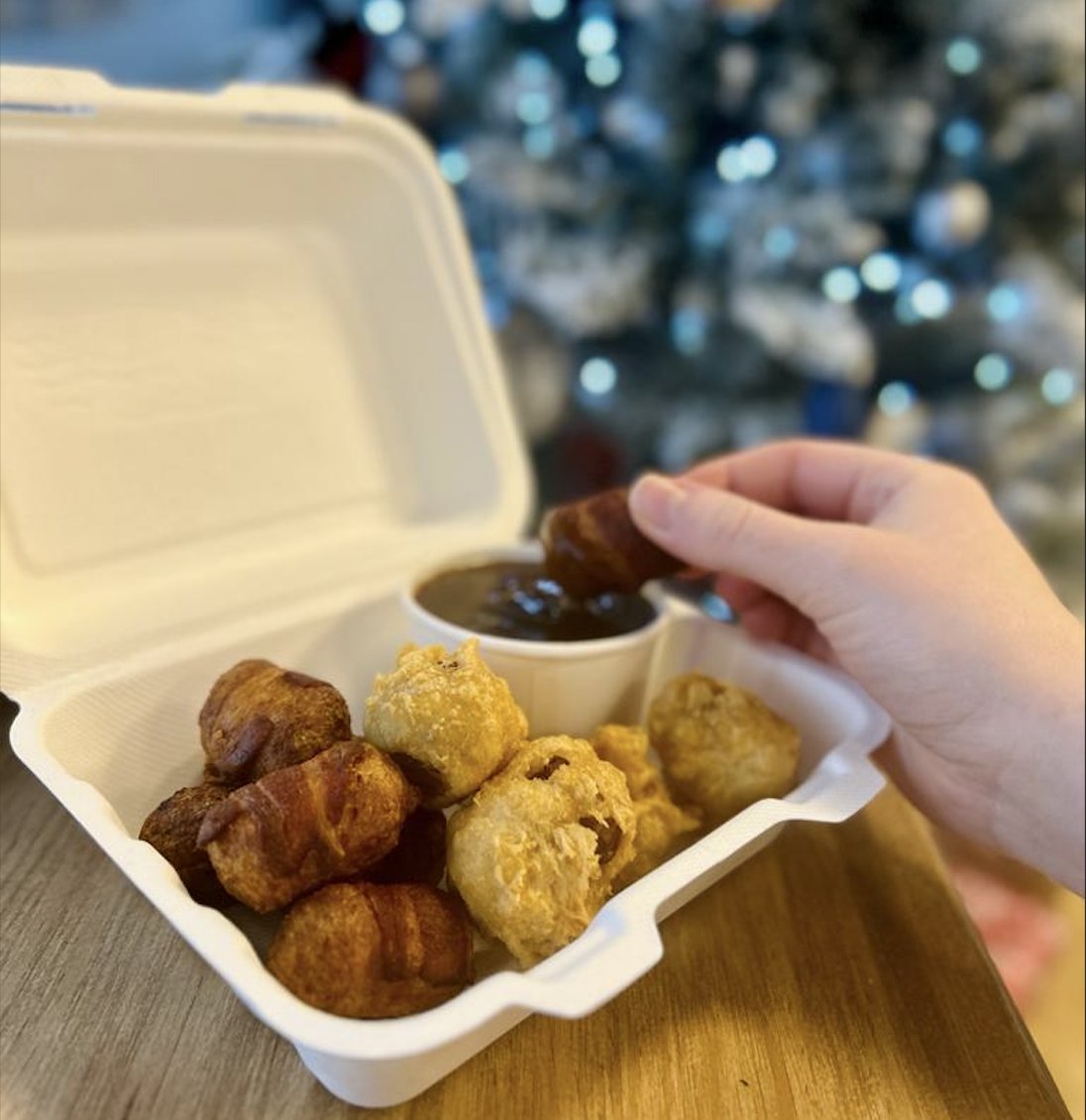 🎄New on the menu just in time for Christmas... Pigs In Blankets! 🤗🎄 6x pigs in blankets either battered or plain, you can even add a pot of gravy to dip them in 😋 Order now through our app or website... themasterfryer.com