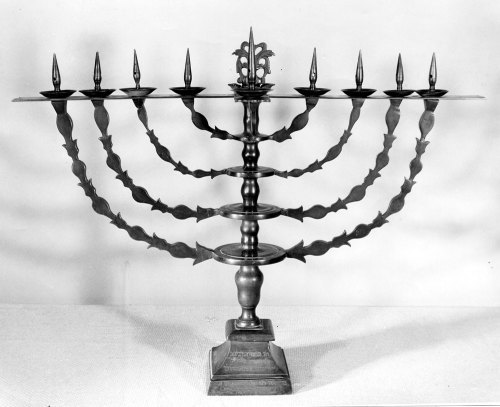 This menorah dates back to at least 1767, when it was donated to a synagogue in Buergel, Germany. It was presented to Harry Truman in 1951 and is among the gifts from heads of state @TrumanLibrary. In 2008, it was borrowed by the White House for that year's Hanukkah reception.