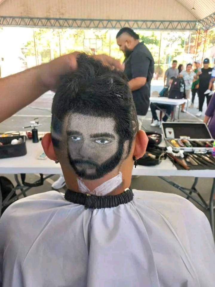 _MoisesRivera_'s tweet photo. #ElSalvadorRenace con cortes de primer mundo, demostrando que los golondrejos no tienen un pelo de tontos... https://t.co/JFdfOsHNWJ