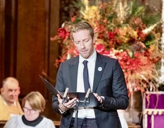 humanheart___'s tweet image. HE LOOKS 10 YEARS YOUNGER😭😭