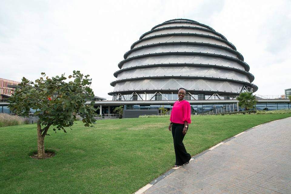 liraduku's tweet image. Ohhhh Joyeux Noël et Bonne Année 
Quand on débarque à Kigali avec de bonnes nouvelles 💃🏾 👯‍♂️

Merci #RDB de considérer nos vacances sous le soleil!

Hari #Tunyweless 
Hakaba na #Turwanyedepression 

Abantu tuba tuje kwikinga ubukonje #Turashimye 

Abantu twishimiye 🇷🇼 #Turashimye