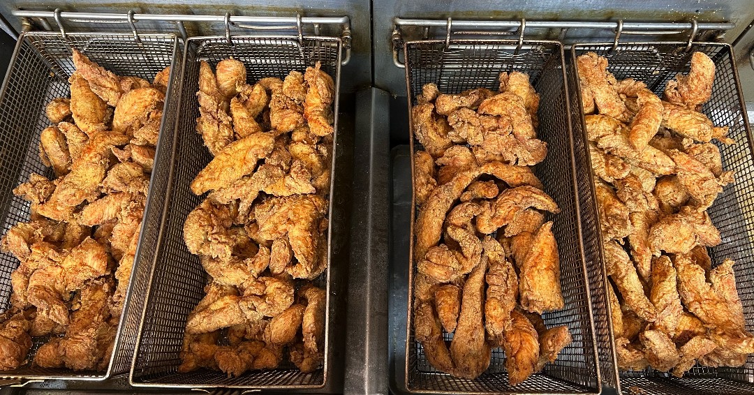 Who's ready for some good old-fashioned SOUTHERN fried chicken love today? ❤️🐓❤️ #stlsouthern #friedchicken #nashvillehotchicken #stleats #eatlocal #stlfoodie #explorestlouis #stlcatering #catering