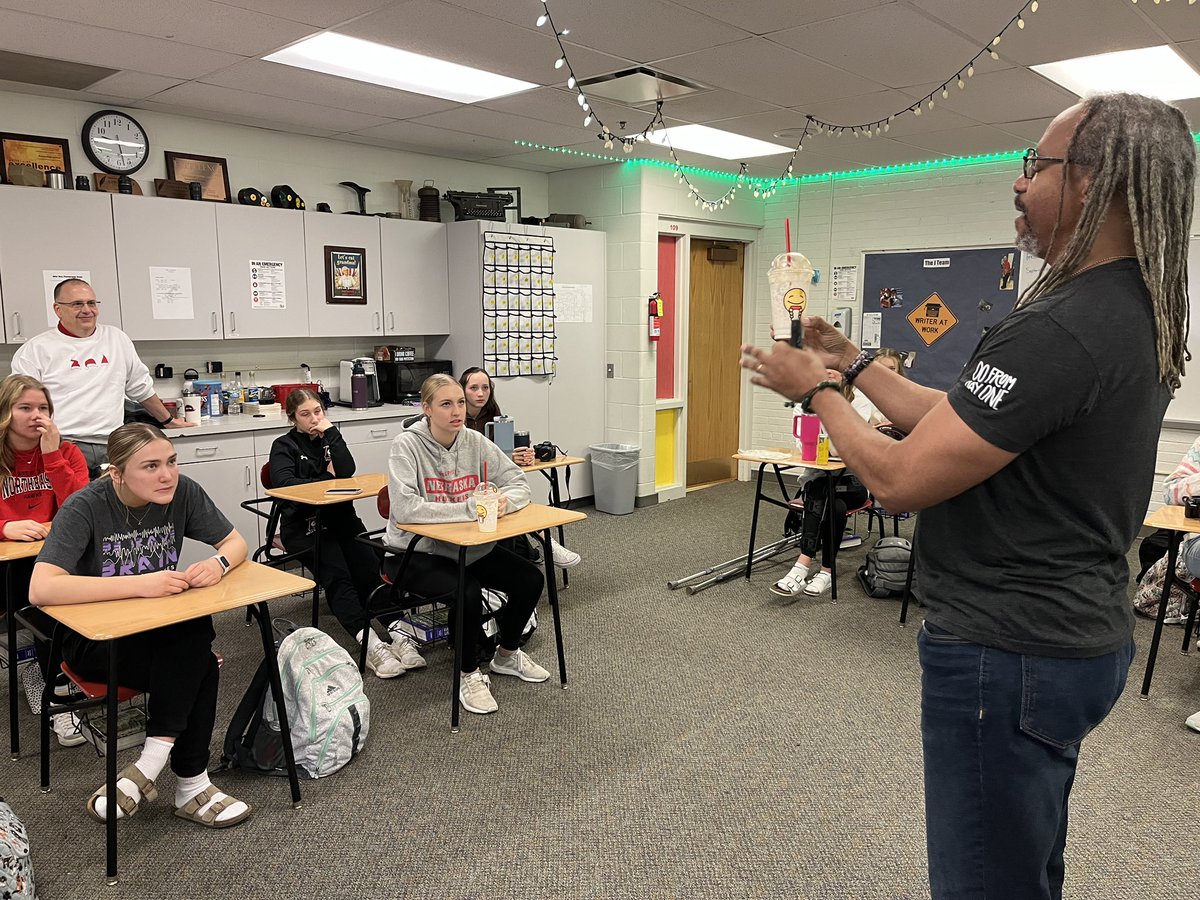 LOVE visiting our friends at @AHS_Journalism in @AuroraHuskies! Shoun Hill and I talked all things @Unl_CoJMC and worked on some photo skills with their group! 📸