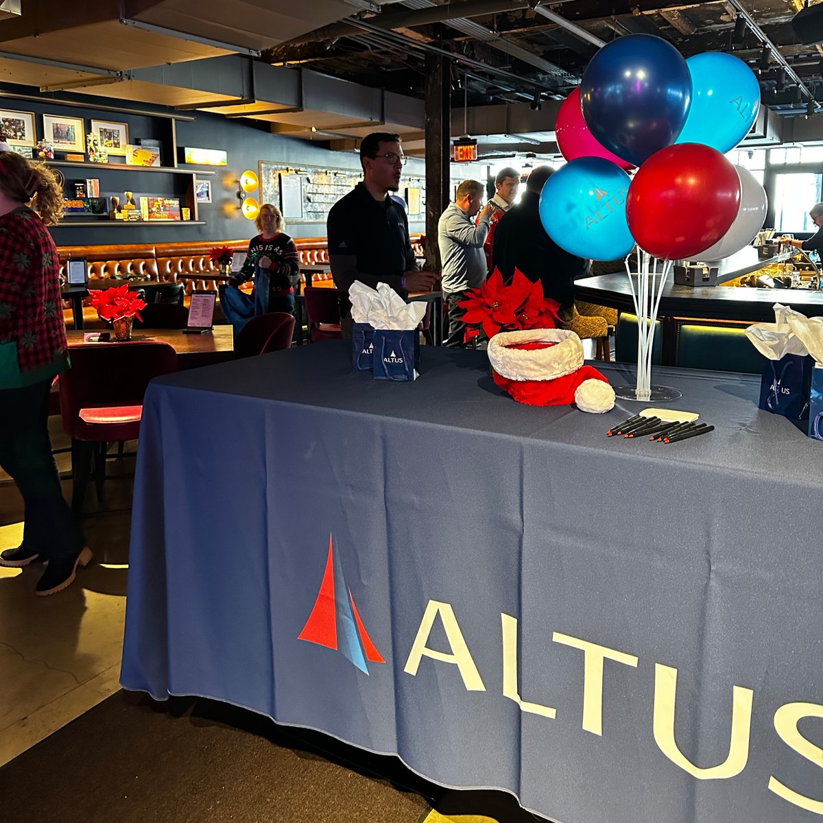 AltusProperties's tweet photo. The Altus St. Louis team enjoyed food, drink, and some healthy competition at our annual holiday party held this year at Puttshack. Thanks to Emilee Huff for planning the event and congrats to Mark Venturella, winner and best putter! https://t.co/0suuMVGKmo