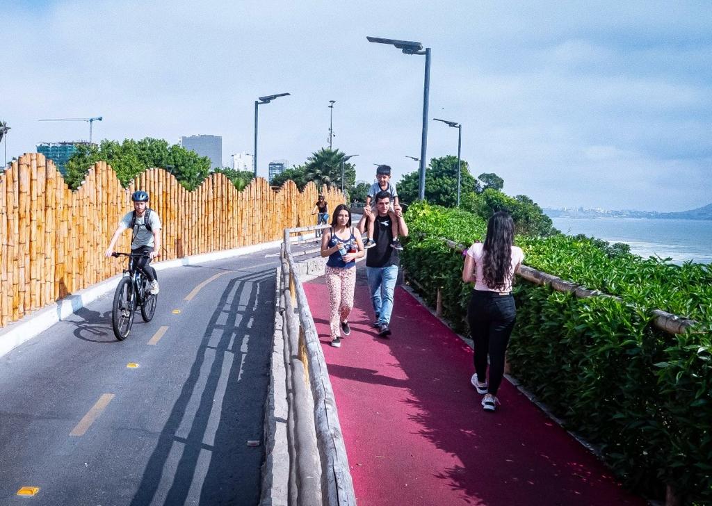 Manos a la obra. 🧰

Culminamos los trabajos de reparación y mantenimiento del sendero peatonal y la ciclosenda del parque Bicentenario📍, para un mejor desplazamiento de peatones y ciclistas. 🚴
