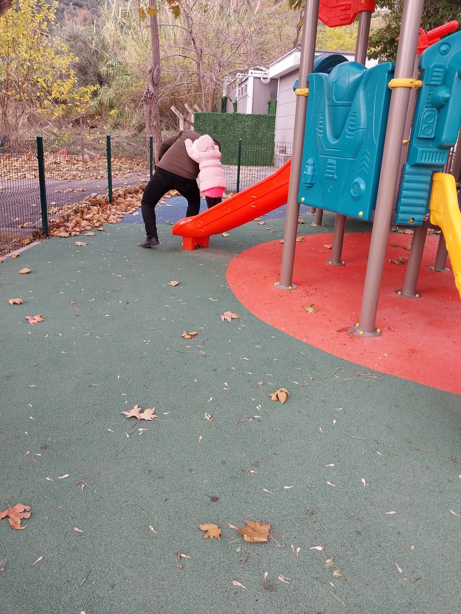 Bugün Güneş "anne sen kaydırağa binme kırarsın" diye beni kenara oturttu, ardından koala gibi yapışık kaydılar söyleyeceklerim bu kadar 😂