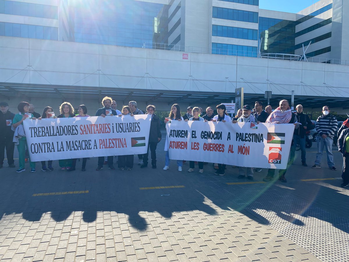 Concentración de usuarios y trabajadores/as en el hospital "La Fe" de #València contra el #genocidio que está perpetrando #Israel al pueblo #Palestino. #CGT