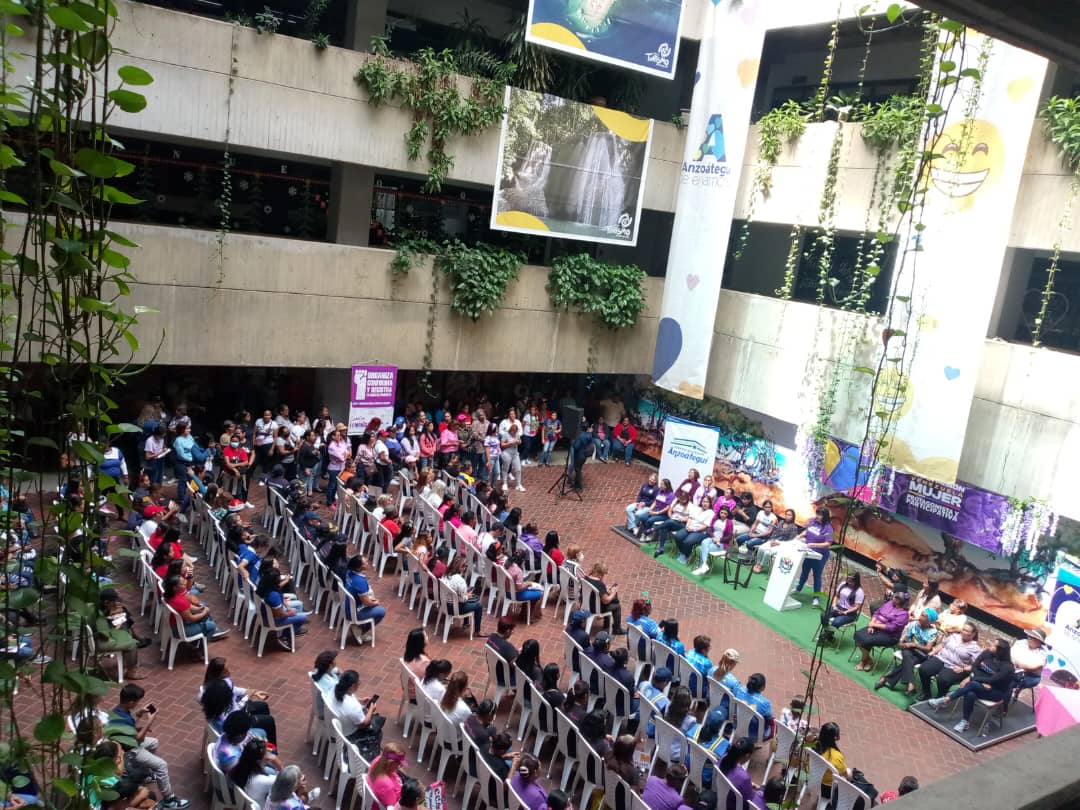 ¡Educación presente y siempre consecuente!

El día de hoy nuestras mujeres del sector educativo asistieron con mucha alegría al acto de confirmación del equipo promotor de la federación nacional de mujeres.

<a href="/NicolasMaduro/">Nicolás Maduro</a> <a href="/_LaAvanzadora/">Yelitze Santaella</a> <a href="/luismarcanos/">Luis Marcano</a> <a href="/cdceanzoategui/">Centro de Desarrollo de la Calidad Educativa Anz</a>