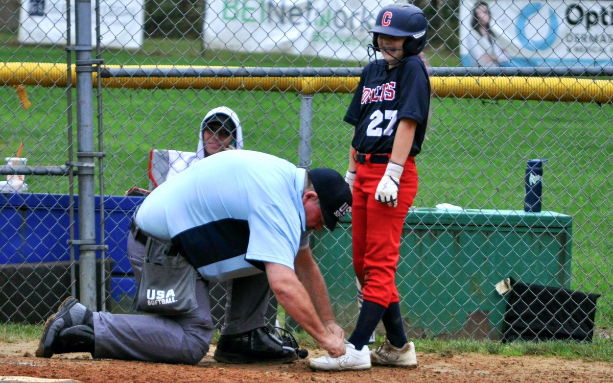 #USASoftball Umpires can do it all 👏

Just a little 𝙛𝙚𝙚𝙡 𝙜𝙤𝙤𝙙 𝙁𝙧𝙞𝙙𝙖𝙮 shoutout to all our #BluesAcrossAmerica! 🇺🇸 👕