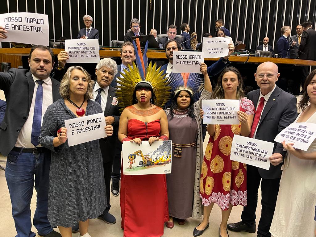 fernandapsol's tweet image. Já estamos em luta no Congresso Nacional para que os vetos do presidente Lula ao Marco Temporal, que serão apreciados hoje, sejam mantidos!!!