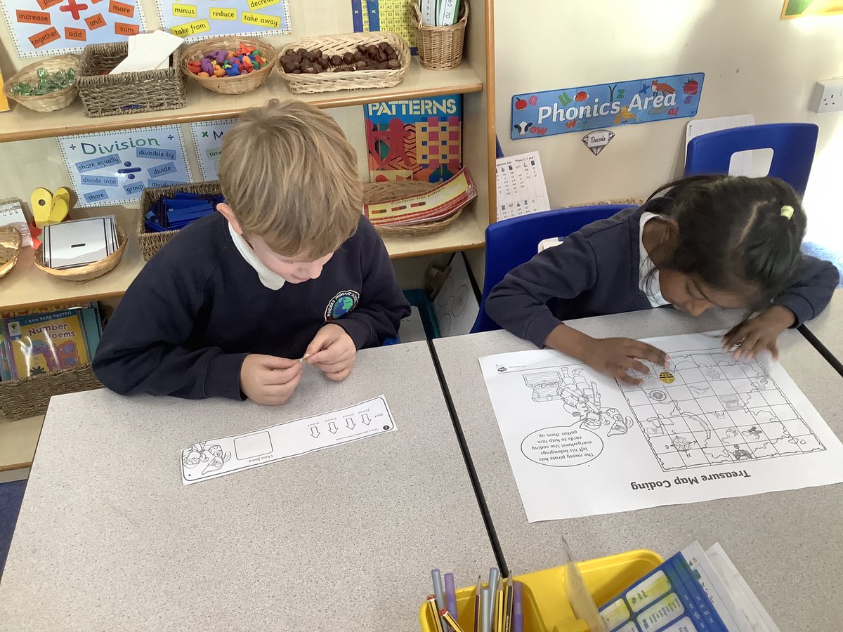 PindersPrimary's tweet photo. Today in Year 1/2, the Year 1’s were following an algorithm to move their paper bee-bot. #PPComputing https://t.co/V1h99UTmaw