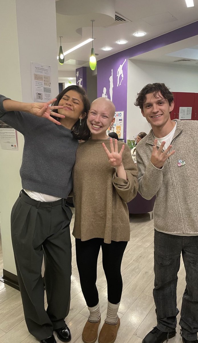 Tom Holland et Zendaya ont rendu visite hier à des enfants atteints du cancer, au Royal Marsden Cancer Hospital à Londres. 🏥❤️‍🩹