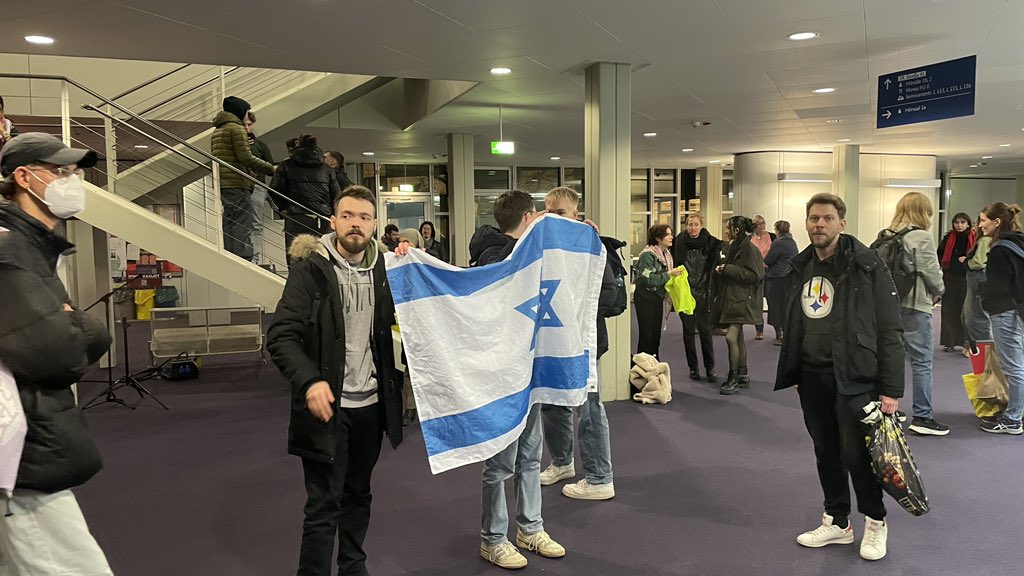 Kleiner Gegenprotest von israelischen Studenten. #b1412