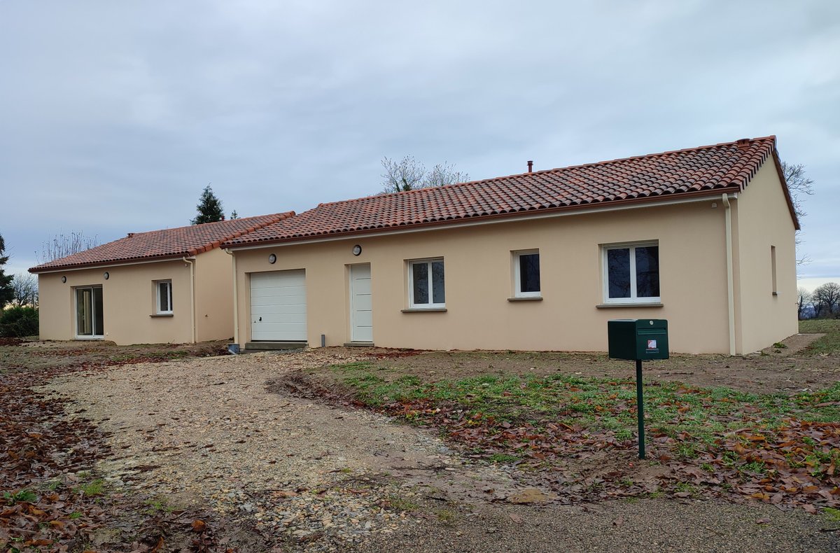 PolygoneSA's tweet image. 🏠 | 𝐋𝐚𝐛𝐚𝐭𝐡𝐮𝐝𝐞 (𝟒𝟔)
👉 Au Lotissement communal de La Remise, entre Causses du Querçy et Ségala, les finitions sont en cours pour nos deux pavillons locatifs.
✅ Construction de 2 pavillons locatifs avec cuisine ouverte, 3 chambres, un cellier et un garage.