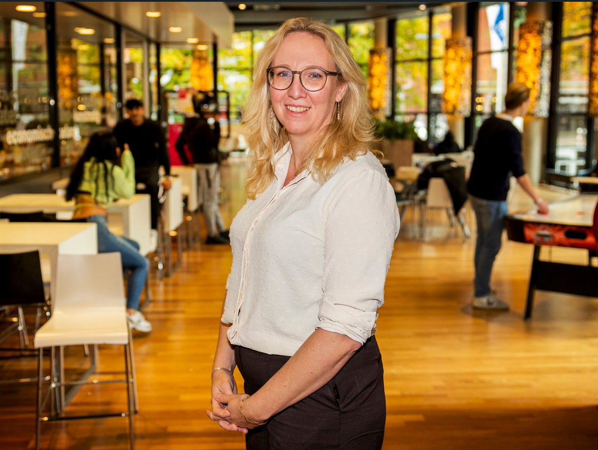 Ontdek hoe onze collega Hanna Drenth zich blijft uitdagen en kansen pakt: “Ik weet waar ik goed in ben. Ik ben degene die iemands briljante idee graag verder brengt.” ih.nl/47XB82A

#onderwijs #werkplezier