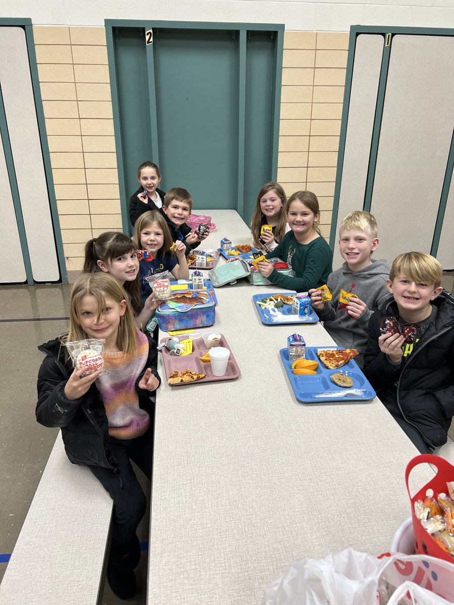 Second grade lunch with Mrs. Smith. 📚