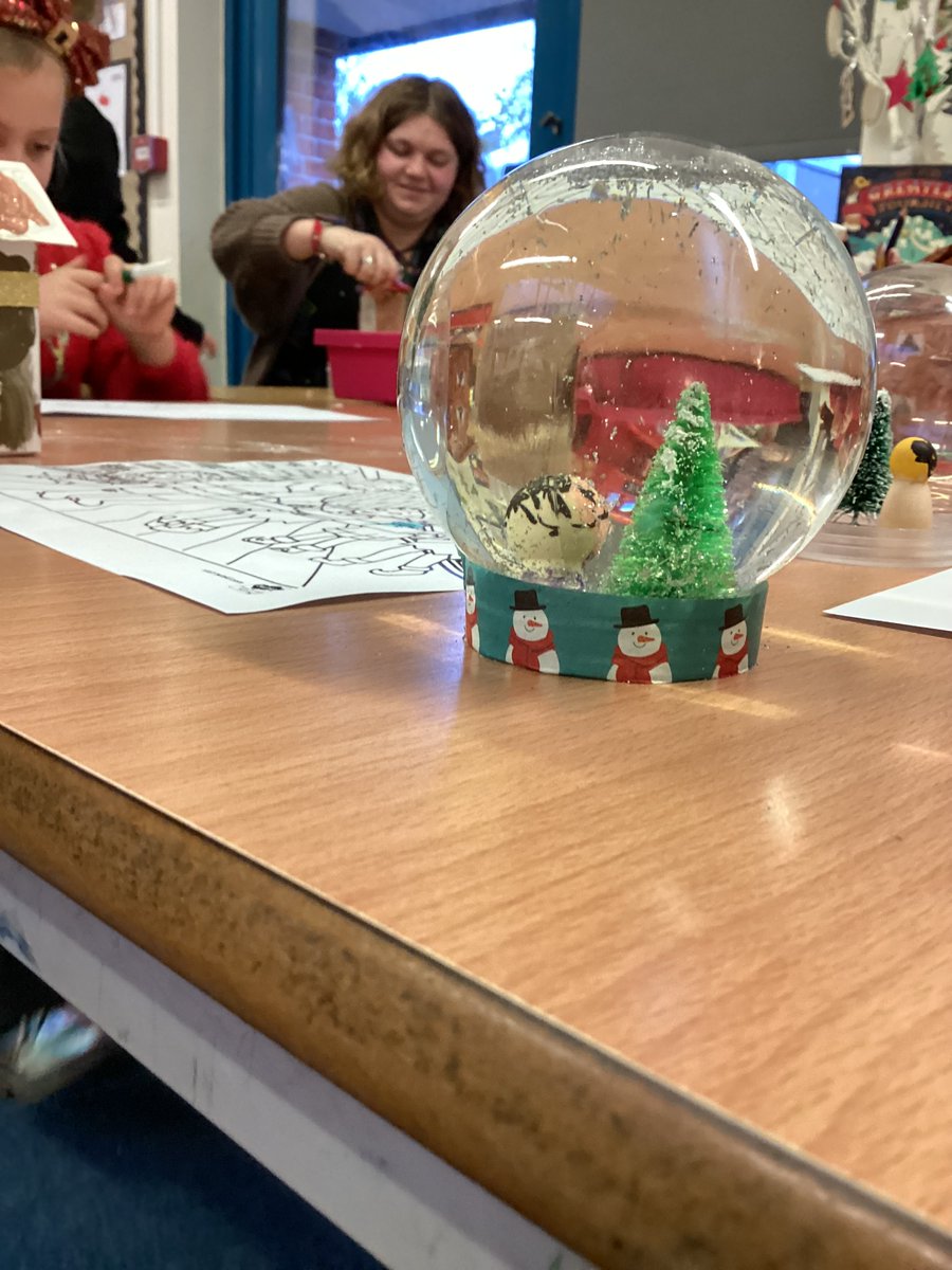 That's a wrap from Christmas Craft club. Tonight we made successful snow globes of us by a tree.  @mrstayloryr5 @CastleBatch @PhamYear1 @BrownleeYear1