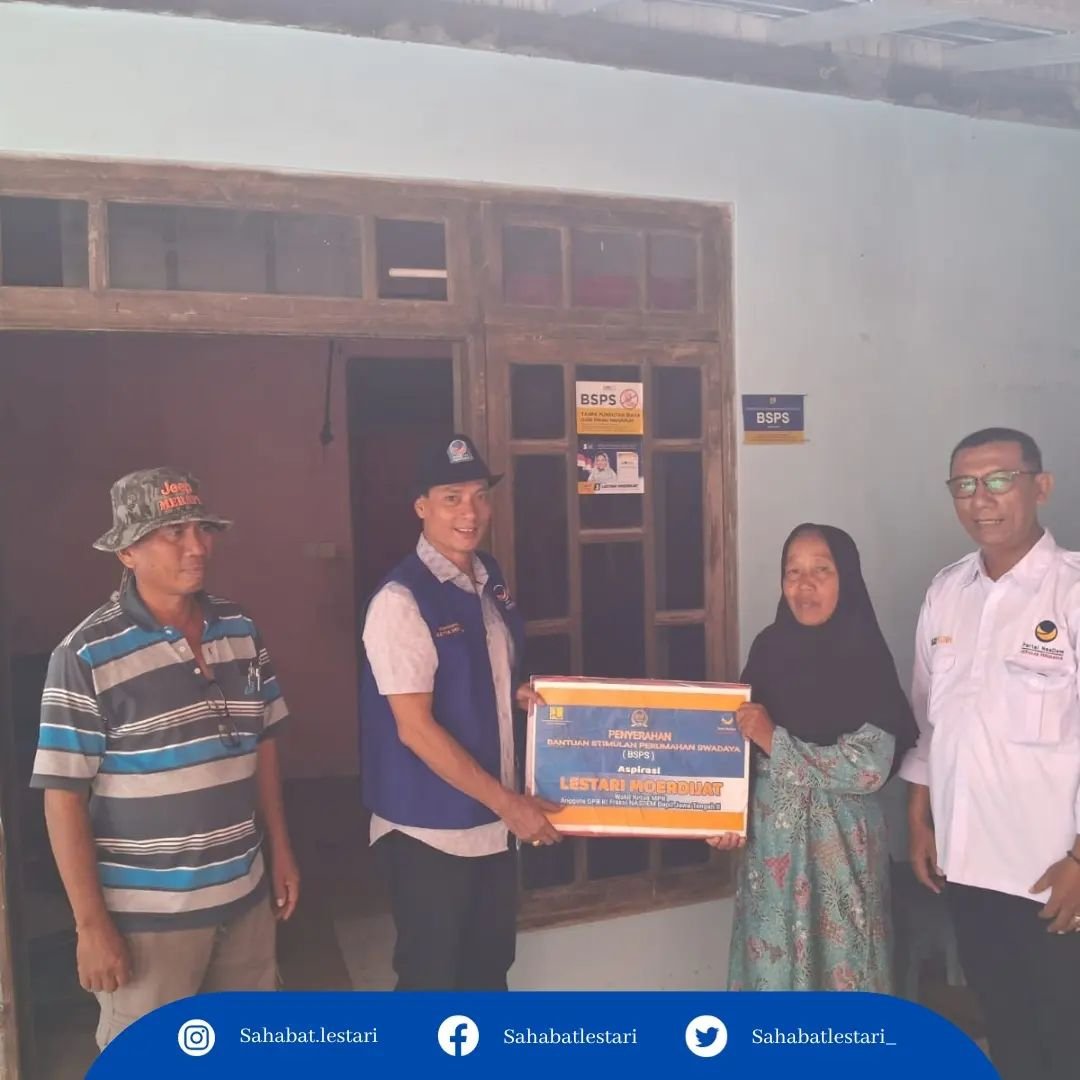 Serah terima bantuan stimulan perumahan aspirasi Lestari Moerdijat, Sahabat Lestari Kudus kepada para warga penerima dari Desa Kaeangrowo, Kec Undaan, Kab Kudus, Jawa tengah. #SahabatLestari #lestarimoerdijat