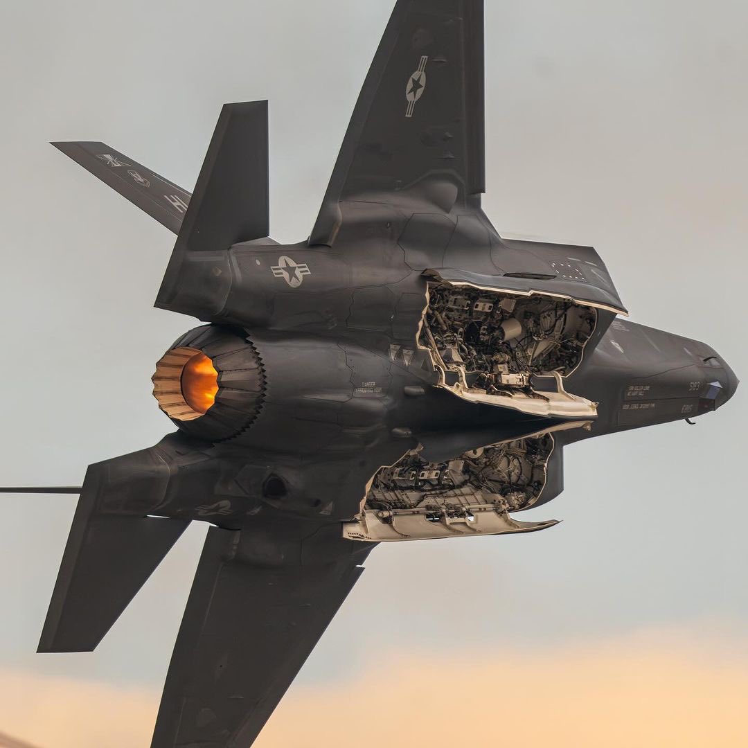 The USAF F-35A Lightning ll Demo Team 🇺🇸

Credit: @f35demoteam
📸:. SSgt Kaitlyn Ergish | #f35demoteam 

#utah #hillafb #aviation #airshow #f35 #f35a #5thgen #stealth #fighterjet #fighterpilot #Pilot #USAF #Military