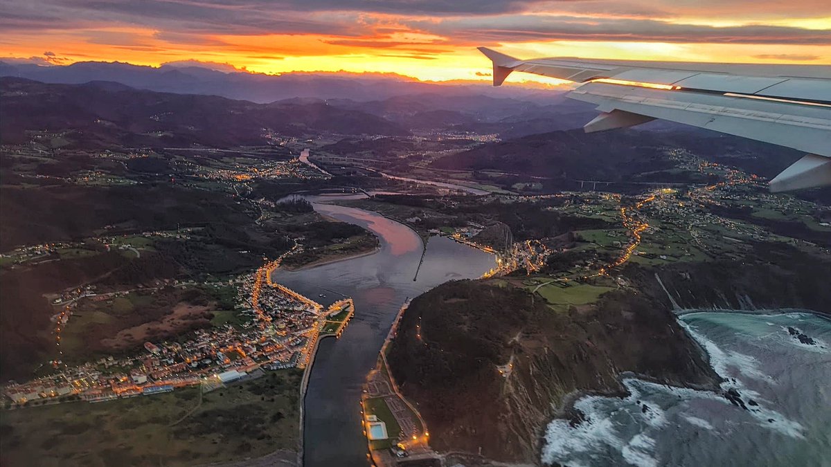 😉Controladores Aéreos 🇪🇸 (@controladores) on Twitter photo ¿De qué aeropuerto español hemos despegado? ¿Amanecer o Atardecer? 😍 ¿De qué aeropuerto español hemos despegado? ¿Amanecer o Atardecer? 😍