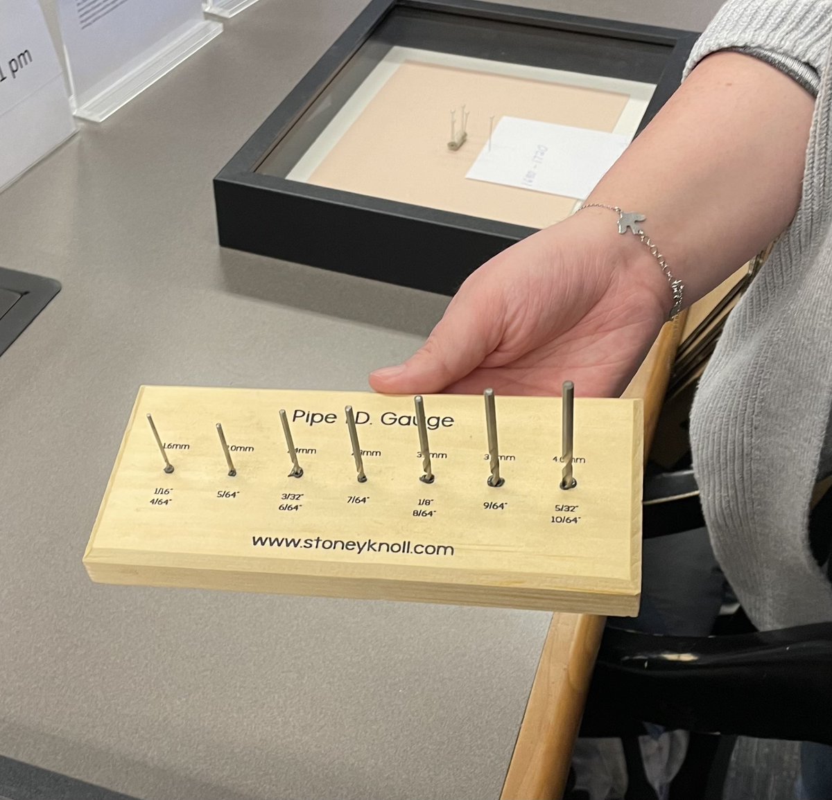 macphaidin_lib's tweet image. Thank you, Isabelle DeLisle &apos;24, for hosting your research presentation about archaeological pipestems at #MacphaidinLibrary!  Isabelle spent two days with us, educating students and staff about her research in Newport, RI.

#StudentResearch #Archaeology #StonehillLibrary