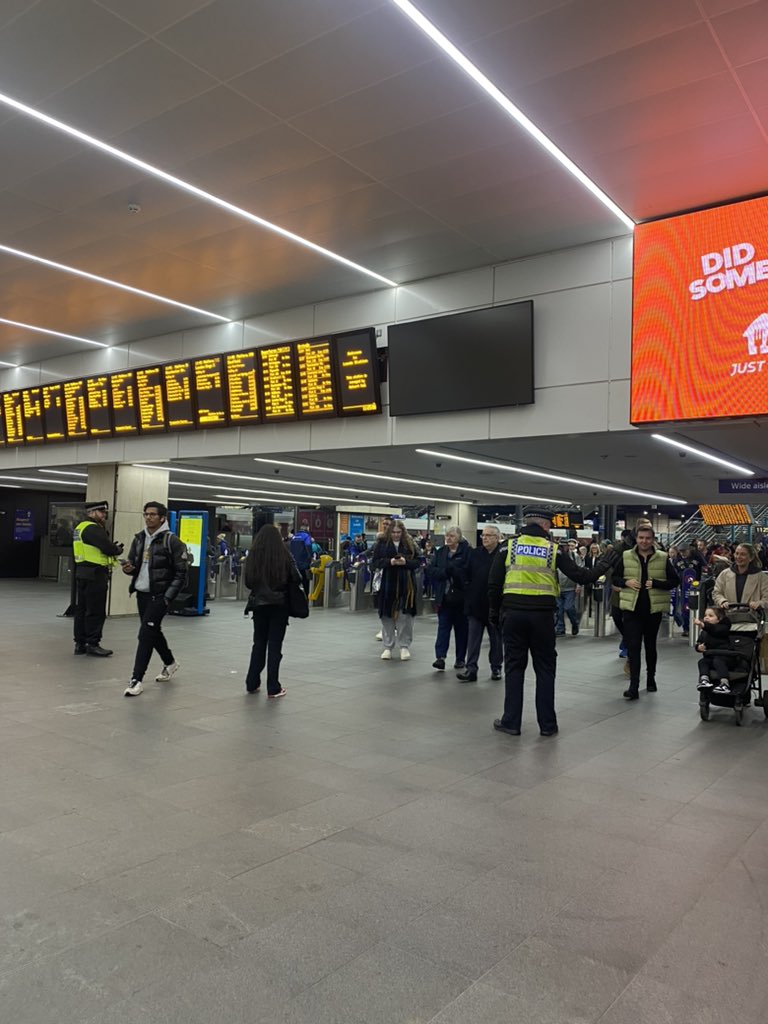 Our specially trained #ProjectServator officers have been deploying around #LeedsChristmasMarkets speaking with stall holders and the public about how we all have a part to play in keeping people safe this festive period #TogetherWeveGotItCovered @VisitLeeds @millsqleeds