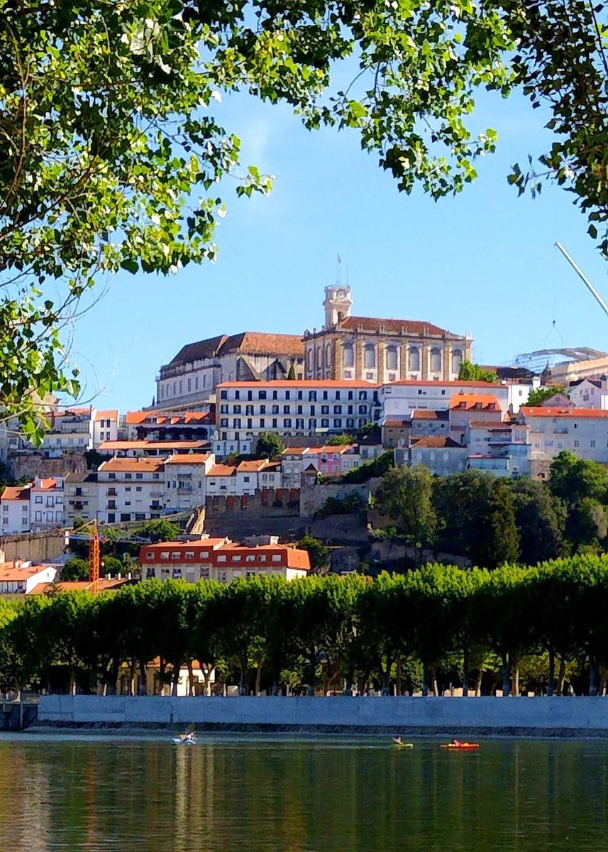 Boa tarde! Rio Mondego - Coimbra - Portugal Em Portugal é caso único um rio nascer numa fonte à beira da estrada. Assim começa o Mondego, um fio de água no alto da serra da Estrela, a 1425 metros de altitude.