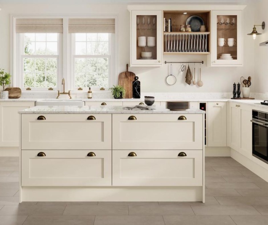 Cream kitchen ideas for a timeless home. designhunter.co.uk/cream-kitchen-…