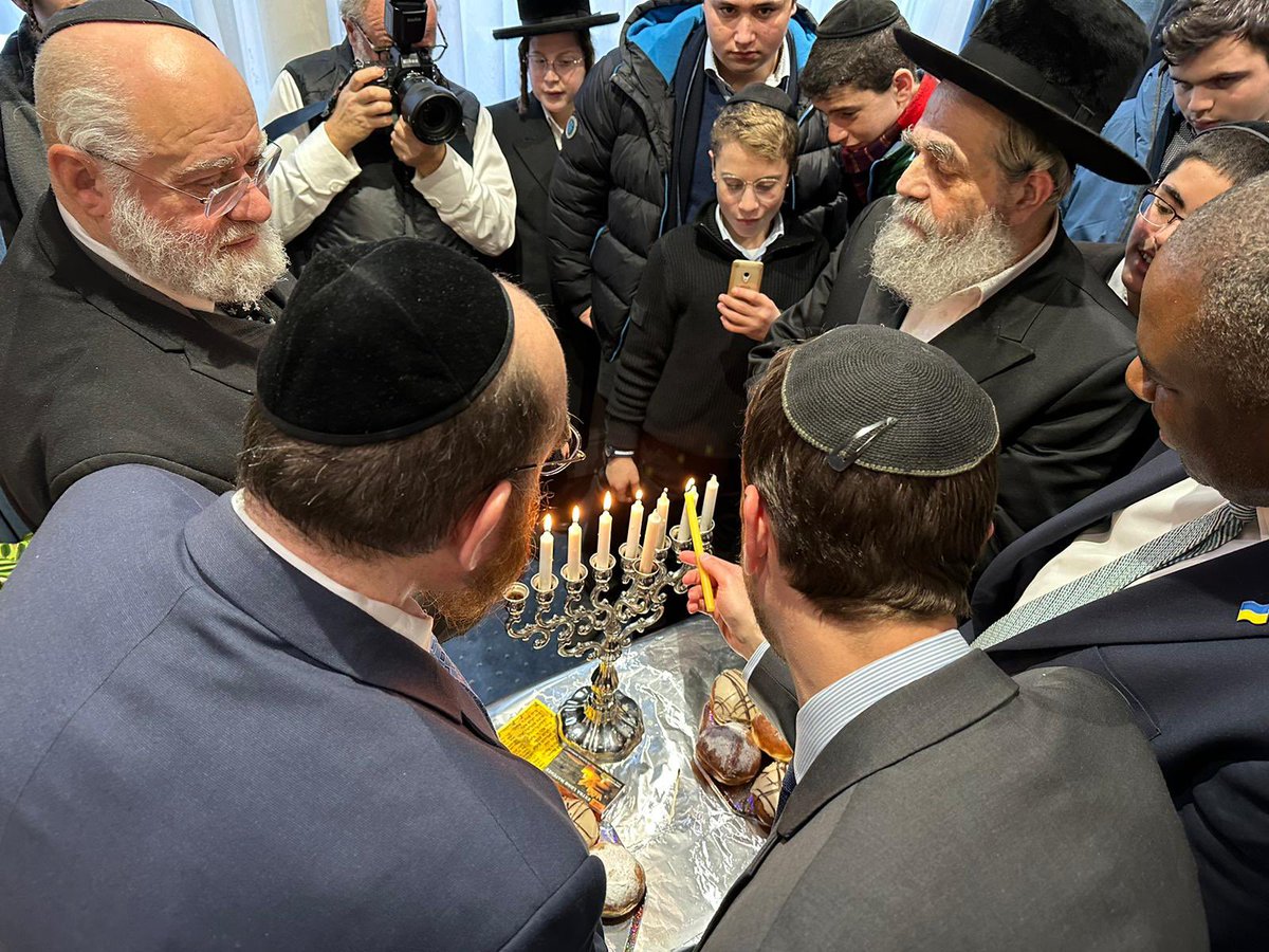 I had the pleasure of lighting the candles on the final night of Chanukkah together with the Shadow Foreign Secretary @DavidLammy, Rabbi Michael Biberfield and @SDavidsohn in Stamford Hill. As we light the last candle of Chanukkah, we must think of all those who cannot…
