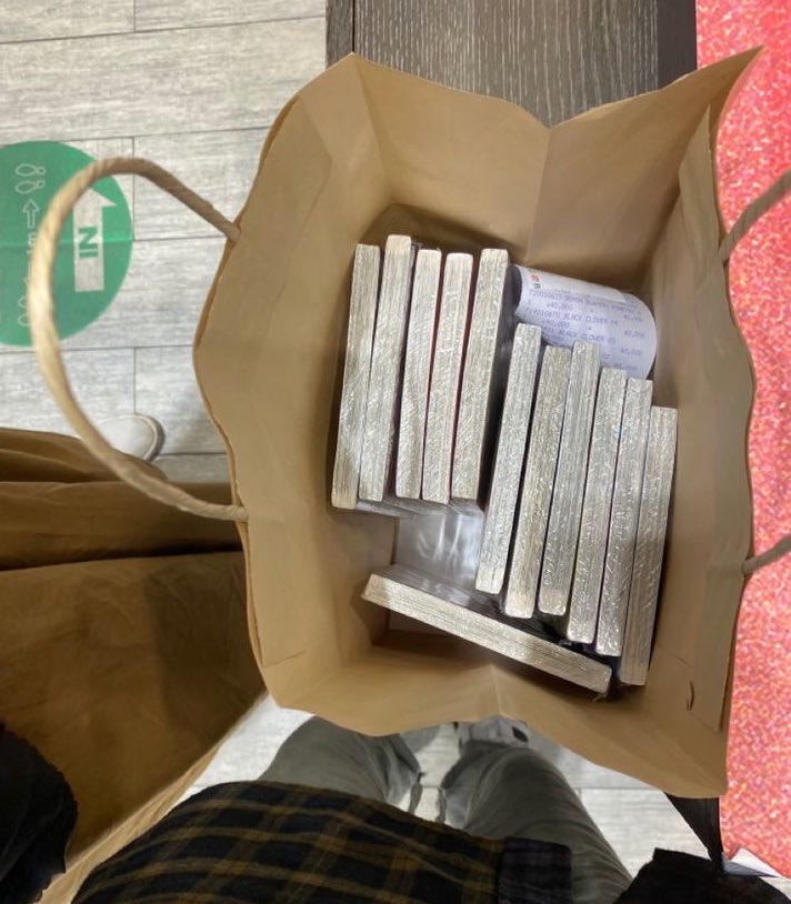 icyyfavs's tweet image. “eu quero ganhar joias de presente.”
“quero que me deem maquiagem de presente!”

e eu quero…