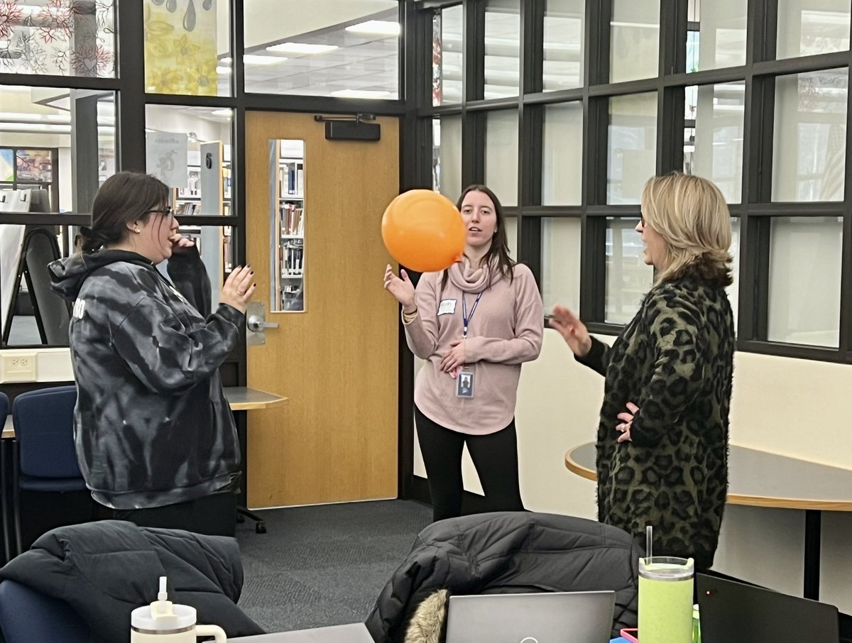 Check out the participants in today’s Meeting Students Where They Are & Strategies for Growth workshop! Here they are 📷 using tiered balloon 🎈 activities to develop alphabetic fluency 💡 Differentiation in action! @NVCurriculum