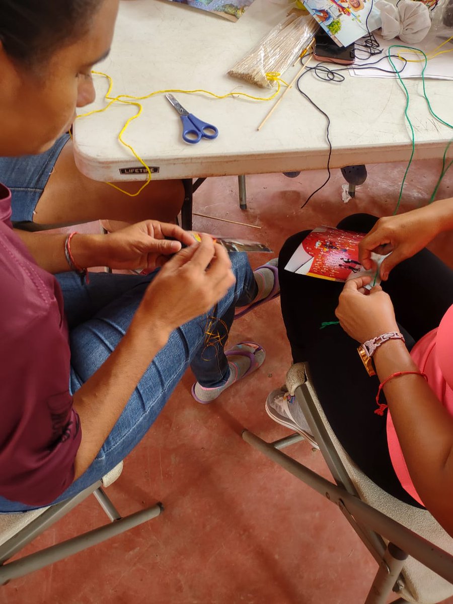 Estamos aprendiendo a hacer fotobordado, esta actividad nos ayuda a convivir, divertirnos y despejarnos, el arte nos ayuda a sanar. El lunes 18 de diciembre, día del(a) Migrante, pueden encontrarnos en el parque de convivencia presentando nuestros trabajaos y más sorpresas.